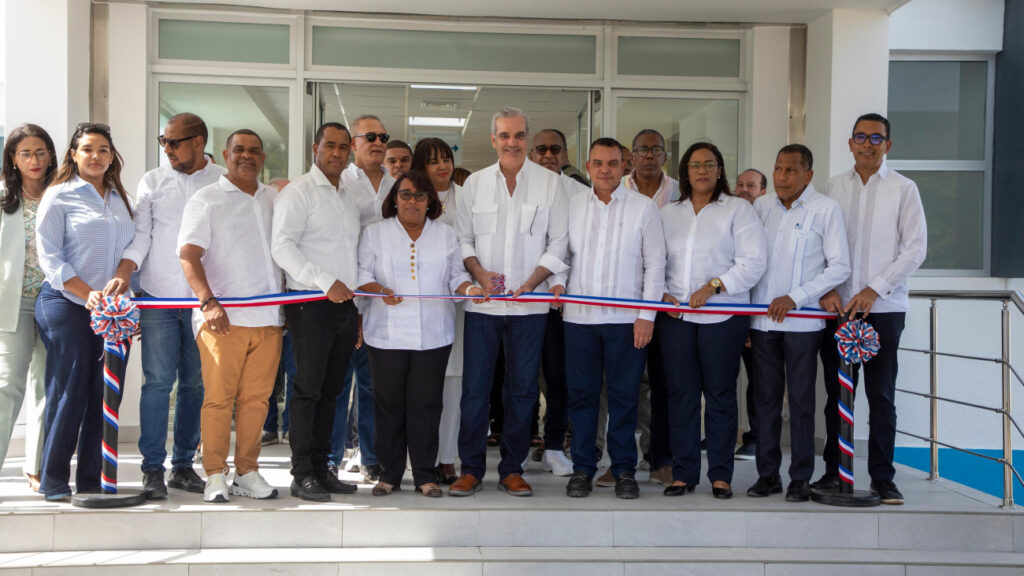 Abinader entrega 48 camas de internamiento y 15 unidades de cuidados intensivos en Barahona - Noticias de hoy en República Dominicana | De Último Minuto