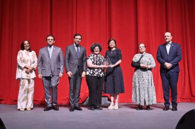 Raquel Peña y Roberto Ángel Salcedo reconocen madres en homenaje al centenario del ‘Himno a las Madres’