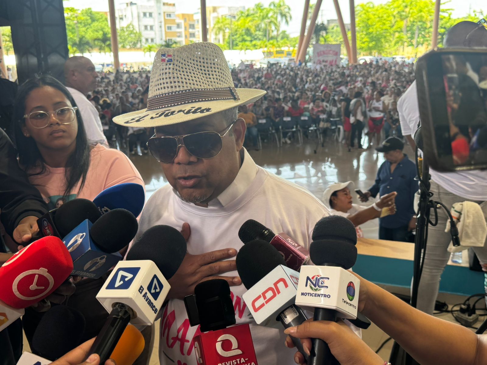 Héctor Acosta reúne a dirigentes políticos de la oposición y del oficialismo en encuentro por el Día de las Madres