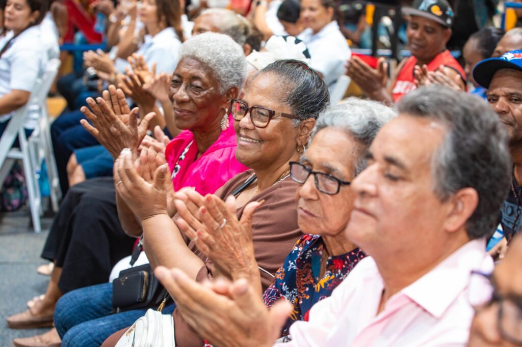 Abinader entrega en Haina 1,279 títulos de propiedad en vísperas del Día de las Madres - Noticias de hoy en República Dominicana | De Último Minuto