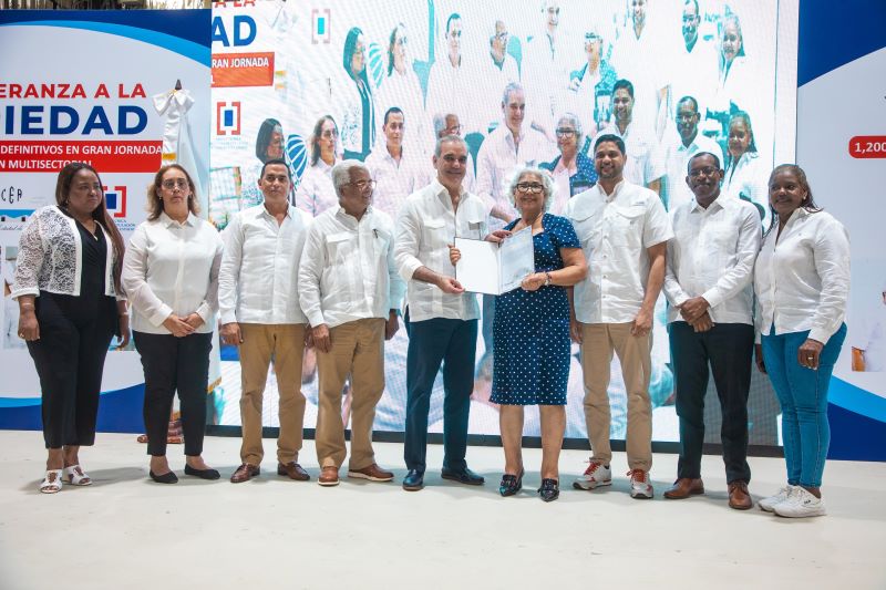 Abinader entrega en Haina 1,279 títulos de propiedad en vísperas del Día de las Madres - Noticias de hoy en República Dominicana | De Último Minuto