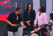 Niña con parálisis cerebral recibe apoyo durante el Prime Time de Planeta Alofoke