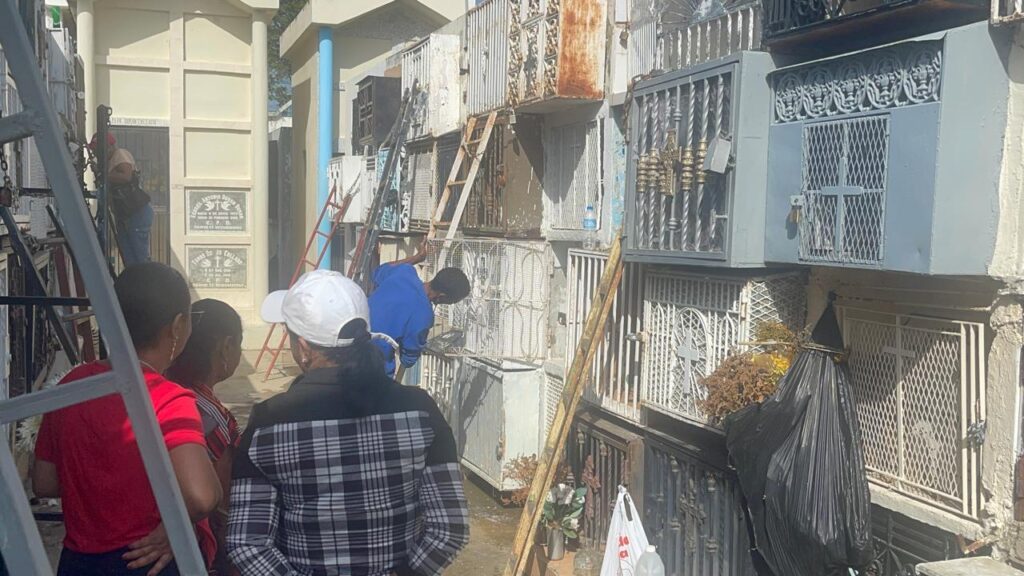 Entre flores y lágrimas, santiagueros visitan cementerios para honrar a sus madres fallecidas | 4 | Entre flores y lágrimas, santiagueros visitan cementerios para honrar a sus madres fallecidas - Noticias de hoy en República Dominicana | De Último Minuto