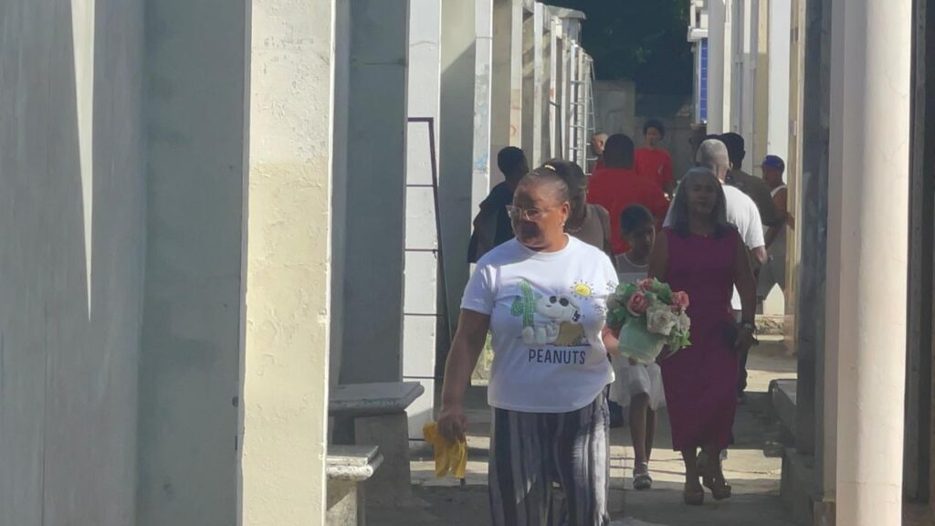 Entre flores y lágrimas, santiagueros visitan cementerios para honrar a sus madres fallecidas | 3 | Entre flores y lágrimas, santiagueros visitan cementerios para honrar a sus madres fallecidas - Noticias de hoy en República Dominicana | De Último Minuto