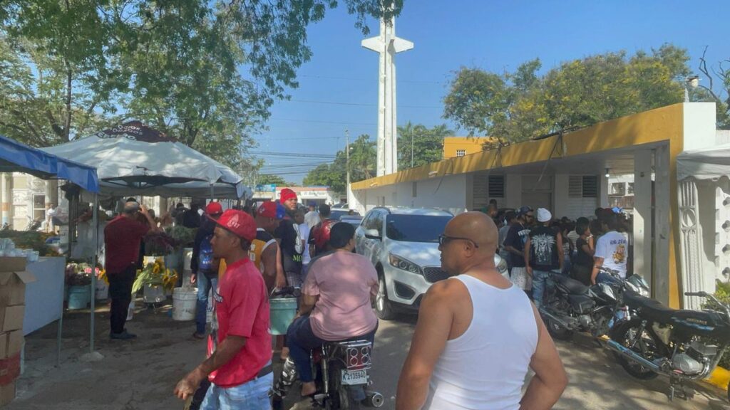 Entre flores y lágrimas, santiagueros visitan cementerios para honrar a sus madres fallecidas | 1 | Entre flores y lágrimas, santiagueros visitan cementerios para honrar a sus madres fallecidas - Noticias de hoy en República Dominicana | De Último Minuto