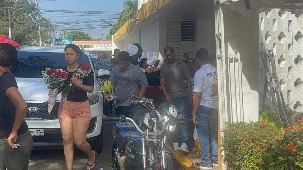 Entre flores y lágrimas, santiagueros visitan cementerios para honrar a sus madres fallecidas | 2 | Entre flores y lágrimas, santiagueros visitan cementerios para honrar a sus madres fallecidas - Noticias de hoy en República Dominicana | De Último Minuto