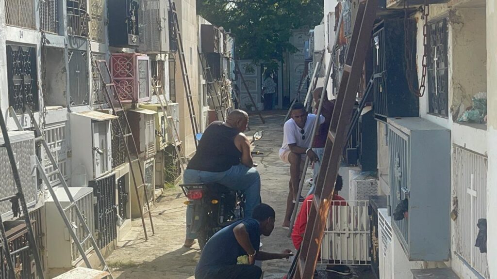 “Desde que murió mi madre no tengo paz”: hermanas honran entre lágrimas en el cementerio de Santiago - Noticias de hoy en República Dominicana | De Último Minuto