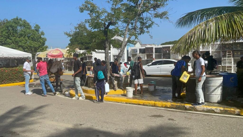 Alta afluencia de visitantes dinamiza ventas en el cementerio Ingenio Arriba durante el Día de las Madres | 7 | Alta afluencia de visitantes dinamiza ventas en el cementerio Ingenio Arriba durante el Día de las Madres - Noticias de hoy en República Dominicana | De Último Minuto