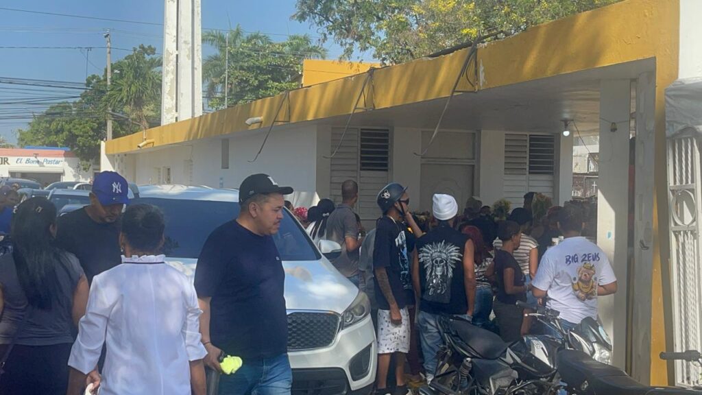 Alta afluencia de visitantes dinamiza ventas en el cementerio Ingenio Arriba durante el Día de las Madres | 4 | Alta afluencia de visitantes dinamiza ventas en el cementerio Ingenio Arriba durante el Día de las Madres - Noticias de hoy en República Dominicana | De Último Minuto