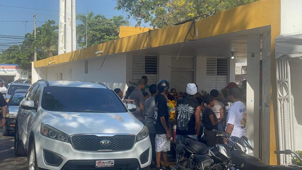 Alta afluencia de visitantes dinamiza ventas en el cementerio Ingenio Arriba durante el Día de las Madres | 5 | Alta afluencia de visitantes dinamiza ventas en el cementerio Ingenio Arriba durante el Día de las Madres - Noticias de hoy en República Dominicana | De Último Minuto