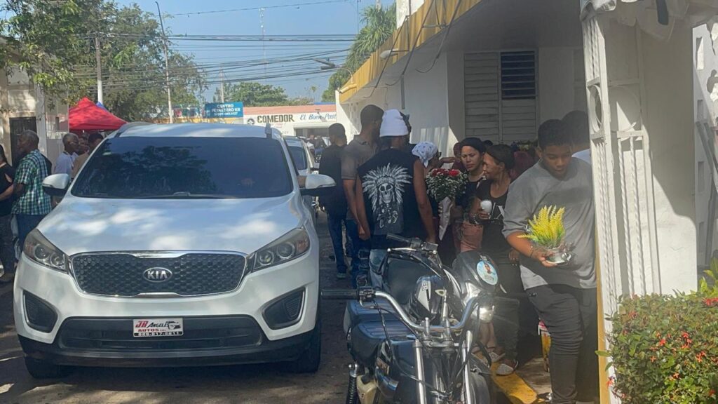 Alta afluencia de visitantes dinamiza ventas en el cementerio Ingenio Arriba durante el Día de las Madres | 3 | Alta afluencia de visitantes dinamiza ventas en el cementerio Ingenio Arriba durante el Día de las Madres - Noticias de hoy en República Dominicana | De Último Minuto
