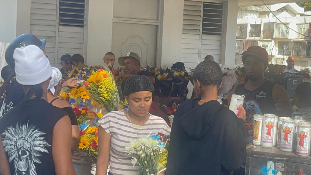 Alta afluencia de visitantes dinamiza ventas en el cementerio Ingenio Arriba durante el Día de las Madres | 2 | Alta afluencia de visitantes dinamiza ventas en el cementerio Ingenio Arriba durante el Día de las Madres - Noticias de hoy en República Dominicana | De Último Minuto