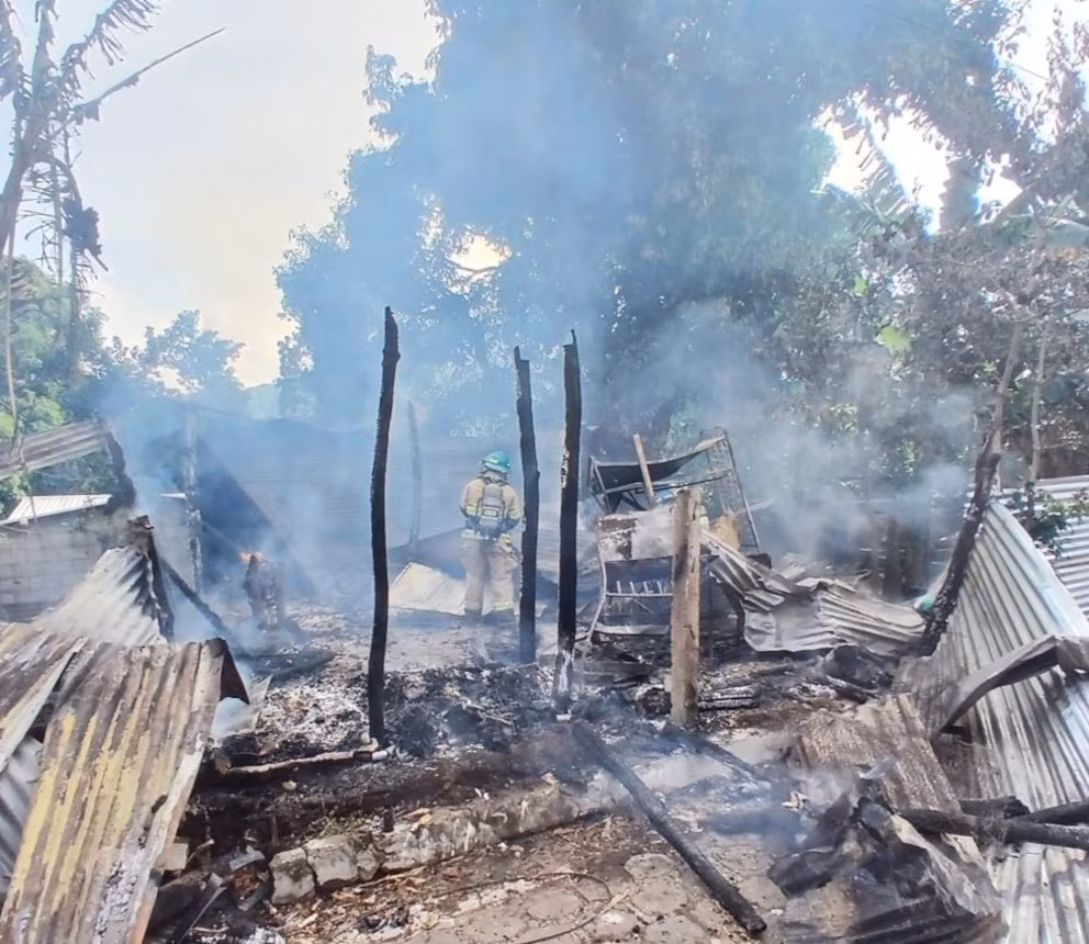 Más de 15 personas pierden sus hogares y cinco perros mueren en incendio en Santa Tecla, El Salvador - Noticias de hoy en República Dominicana | De Último Minuto
