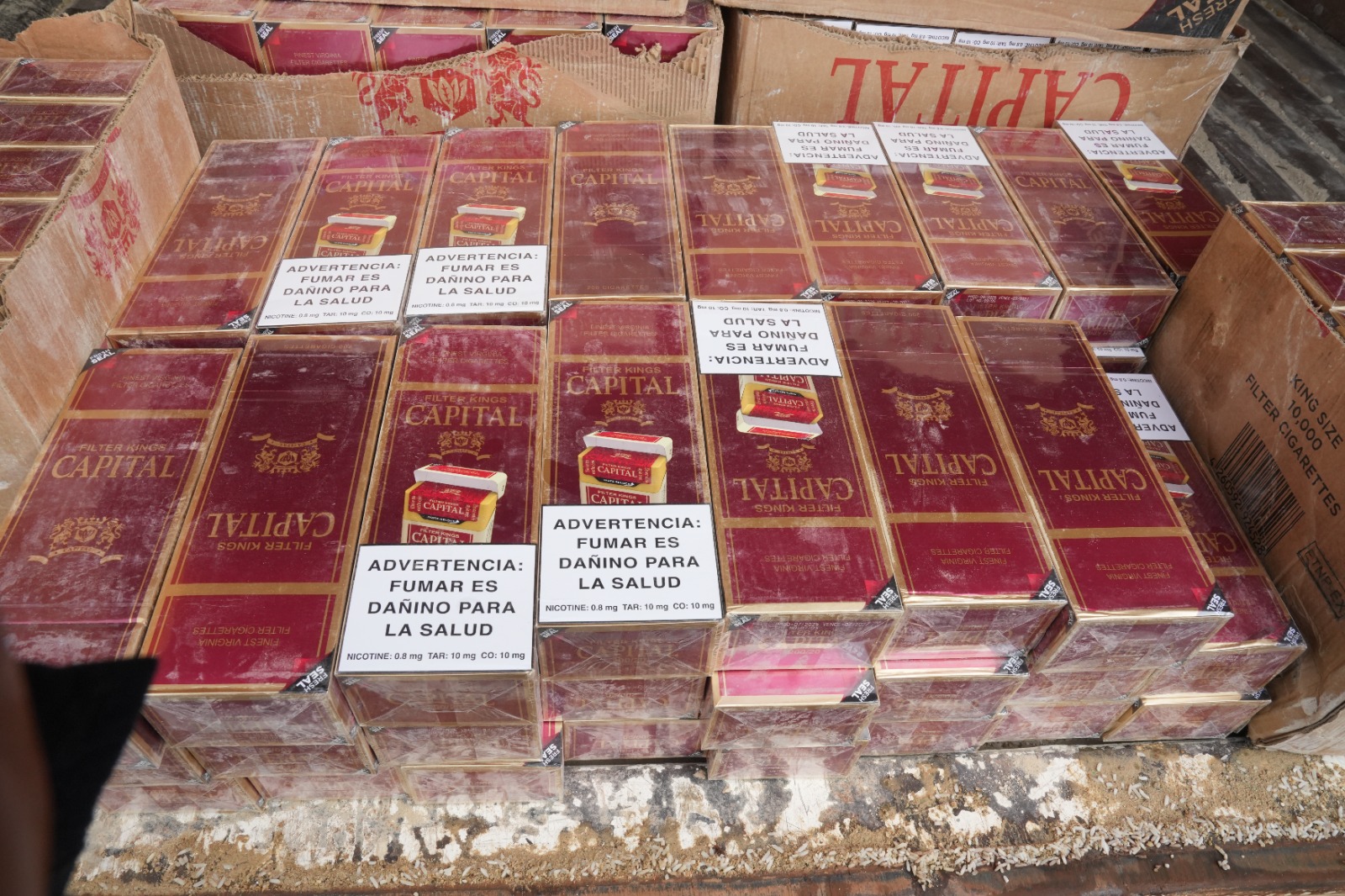 Policía ocupa 100 mil cigarrillos de contrabando y arresta a tres hombres en Santo Domingo Oeste