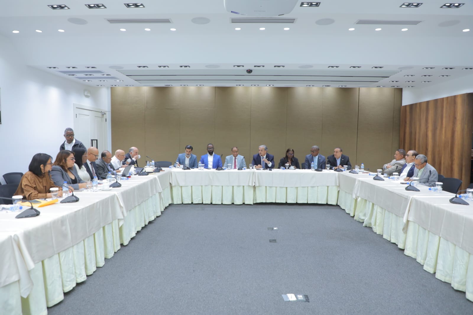 Diputados y partidos políticos analizan proyecto de voto electrónico junto a la JCE