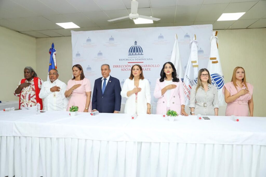 Supérate y Conape habilitan 71 personas cuidadoras de adultos mayores en Azua - Noticias de hoy en República Dominicana | De Último Minuto