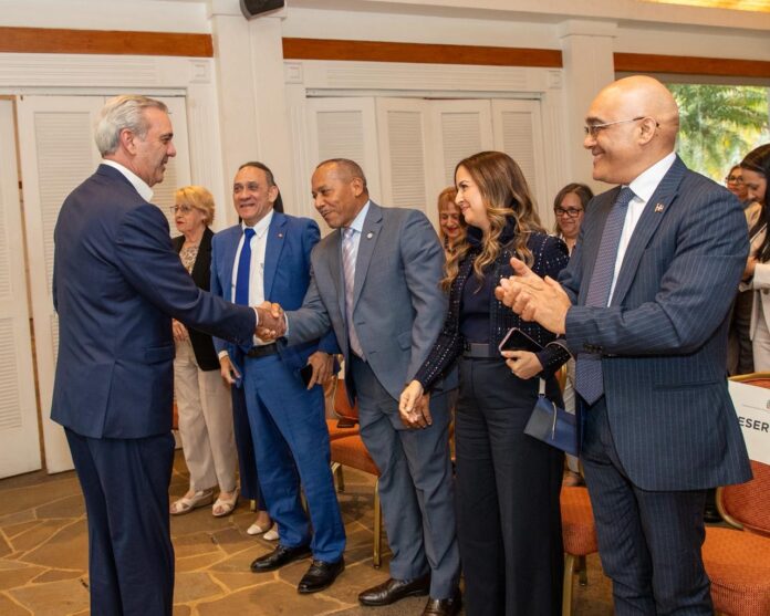 Presidente Abinader se reúne con dominicanos en Costa Rica y reafirma apoyo a la diáspora