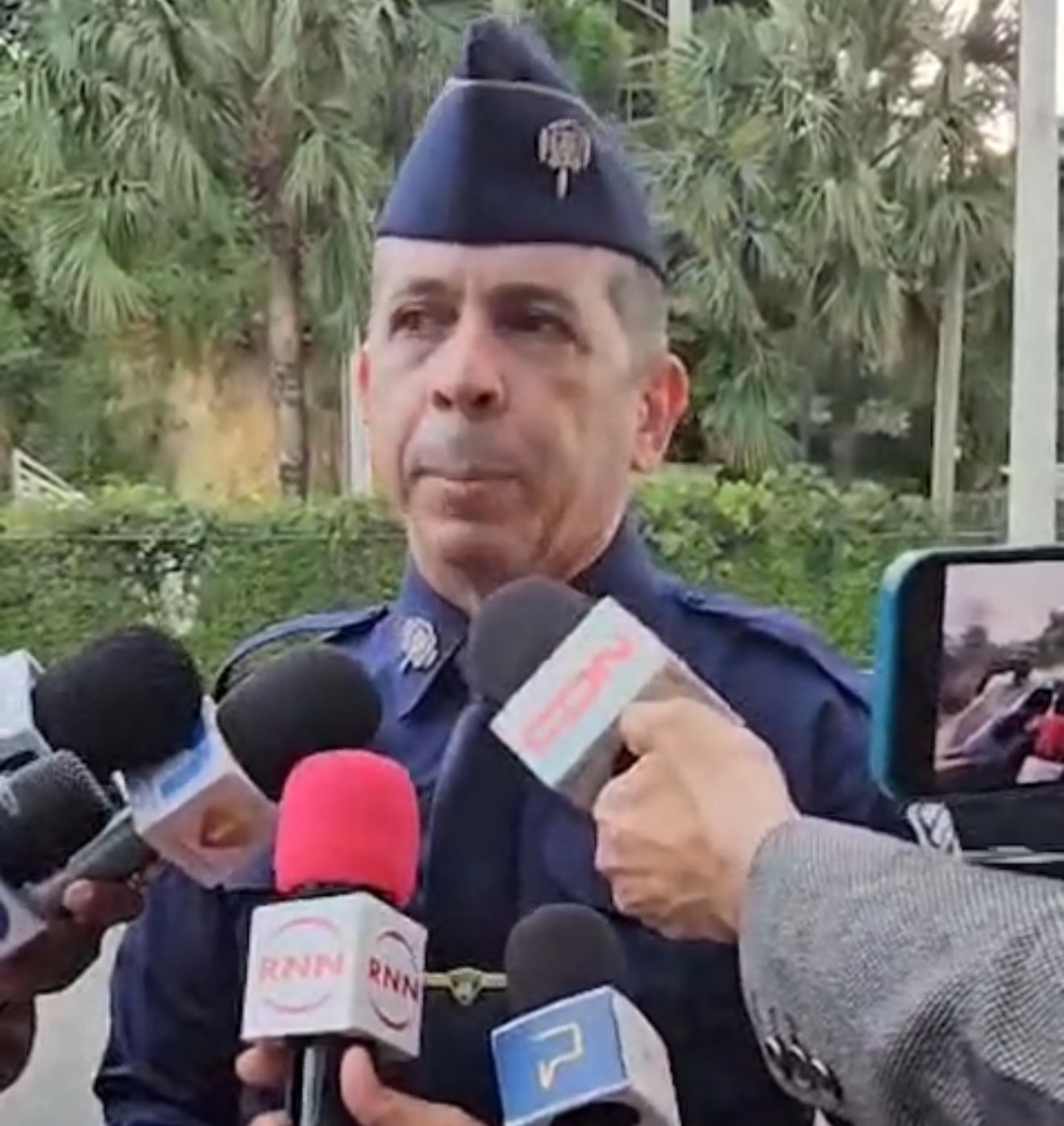 Policía arresta hombre tras atrincherarse en el Puente Juan Bosch luego de presunto robo en Maquiteria