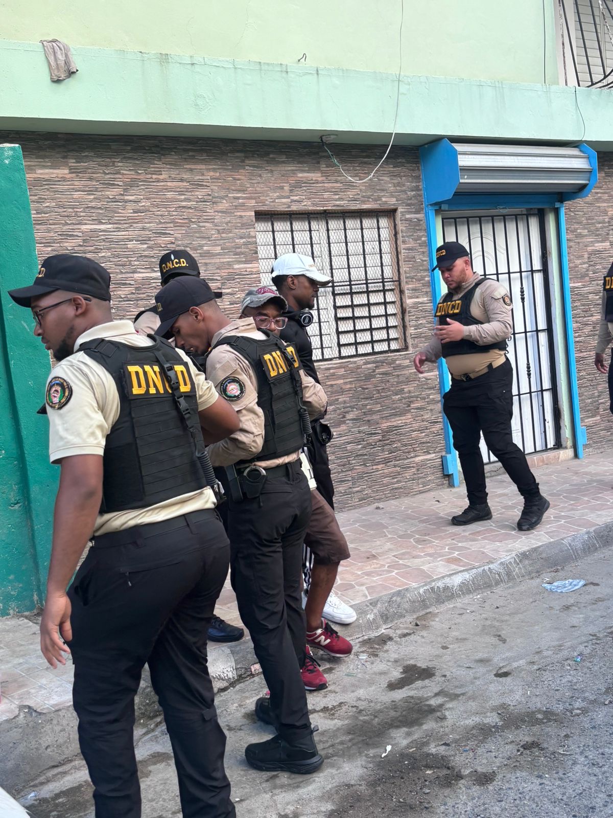 DNCD y MP realizan operativos en SDE; ocupan drogas, armas y dinero en efectivo - Noticias de hoy en República Dominicana | De Último Minuto