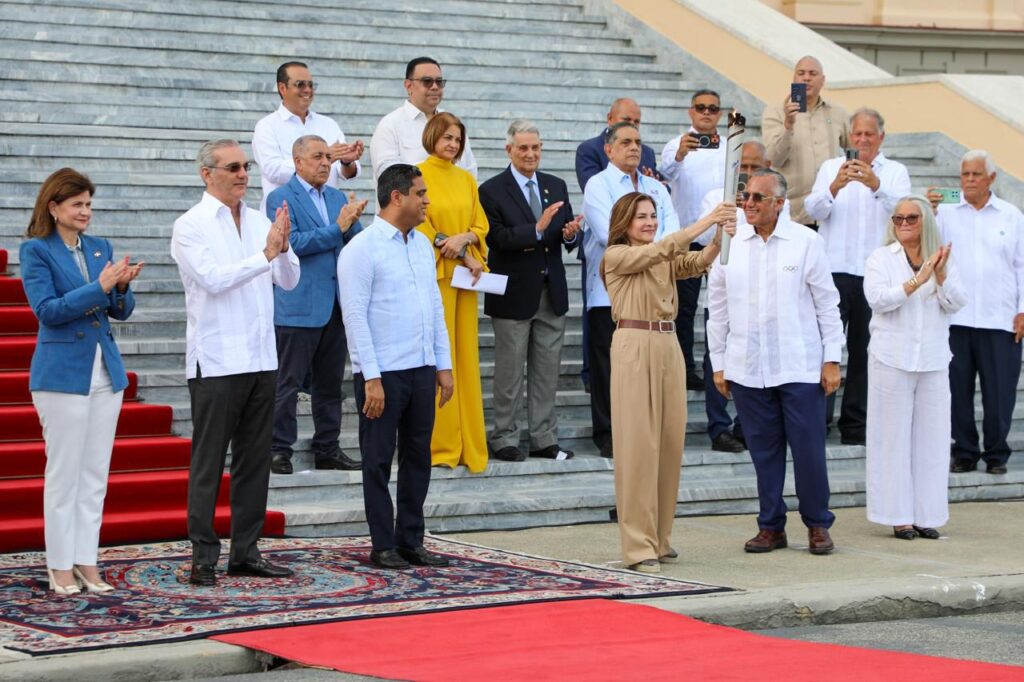 Presidente Abinader oficializa inicio de la ruta de la antorcha hacia los Juegos Santo Domingo 2026 - Noticias de hoy en República Dominicana | De Último Minuto