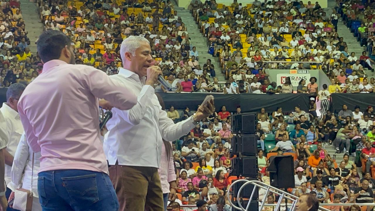 Andrés Cueto destaca prioridad del Gobierno en protección social; miles de madres reciben electrodomésticos y ayudas - Noticias de hoy en República Dominicana | De Último Minuto