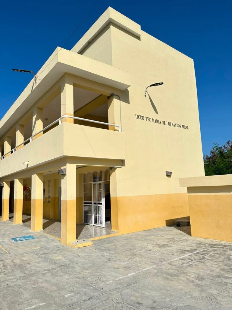 Regional 03 de Educación entrega modernos equipos de laboratorio en centro educativo de Padre Las Casas - Noticias de hoy en República Dominicana | De Último Minuto