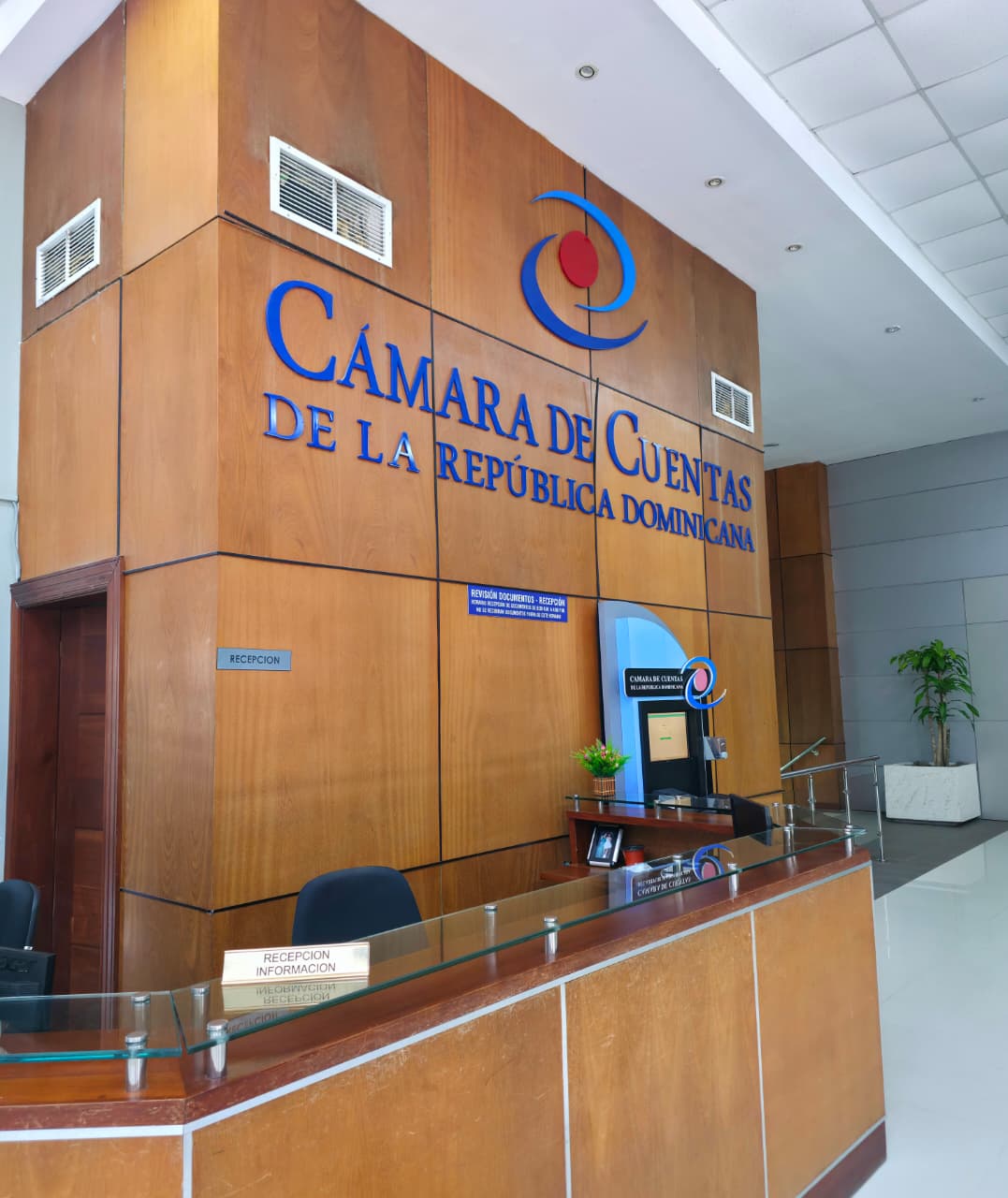 Santo Domingo, República Dominicana. – La Cámara de Cuentas de la República Dominicana (CCRD) registró un crecimiento significativo y sin precedentes en la recepción de denuncias ciudadanas durante el año 2026, consolidándose como un canal cada vez más utilizado por la población para velar por el uso adecuado de los recursos públicos. Entre enero y abril de 2026, la institución recibió un total de 24 denuncias ciudadanas, cifra que representa el 85.7 % del total registrado durante todo el año 2025, cuando se contabilizaron unos 28 casos en total. La presidenta de la CCRD, doctora Emma Polanco Melo, junto a los miembros del Pleno, valoró este comportamiento como una señal del fortalecimiento de la confianza de la ciudadanía en el órgano superior de control externo, destacando que cada denuncia constituye una manifestación de compromiso con la transparencia y la rendición de cuentas. “Este incremento refleja una ciudadanía más consciente, participativa y vigilante, que utiliza los canales institucionales para demandar una gestión pública responsable, al tiempo que reafirma el rol de la Cámara de Cuentas como garante del buen uso de los recursos del Estado”, expresó la presidenta del órgano fiscalizador. La doctora Polanco Melo indicó, además, que este aumento evidencia no solo una mayor participación ciudadana, sino también el impacto de las iniciativas desarrolladas por la institución para acercarse a la población, promover la cultura de la legalidad y fortalecer los mecanismos de control social en todo el territorio nacional. De acuerdo con datos ofrecidos por el director de Control Social de la Cámara de Cuentas, Bernardo Matías, al comparar el período enero-abril de 2026 con el mismo período de 2025 —cuando solo se registraron dos denuncias— se observa un incremento de 22 casos, equivalente a un aumento aproximado de un 1,100 %, lo que evidencia un notable crecimiento en la participación ciudadana. Matías explicó que este comportamiento está estrechamente relacionado con el fortalecimiento de herramientas de acceso como la plataforma digital “Ojo Ciudadano” y los encuentros comunitarios “La Cámara te Escucha”, iniciativas que han facilitado a los ciudadanos la presentación de denuncias de manera ágil, segura y accesible. Asimismo, sostuvo que este incremento constituye un indicador directo de la credibilidad y confianza que deposita la ciudadanía en la Cámara de Cuentas como institución responsable de velar por la correcta administración de los recursos públicos. Con estos resultados, la Cámara de Cuentas reafirma su compromiso de continuar fortaleciendo los mecanismos de participación ciudadana, promoviendo la transparencia y ampliando los canales de acceso para que la población ejerza un rol activo en la vigilancia y protección del patrimonio público.