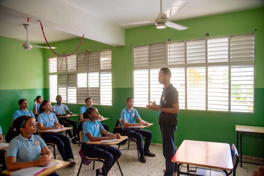 Regulación del uso de celulares en aulas recibe amplio respaldo en el sistema educativo - Noticias de hoy en República Dominicana | De Último Minuto