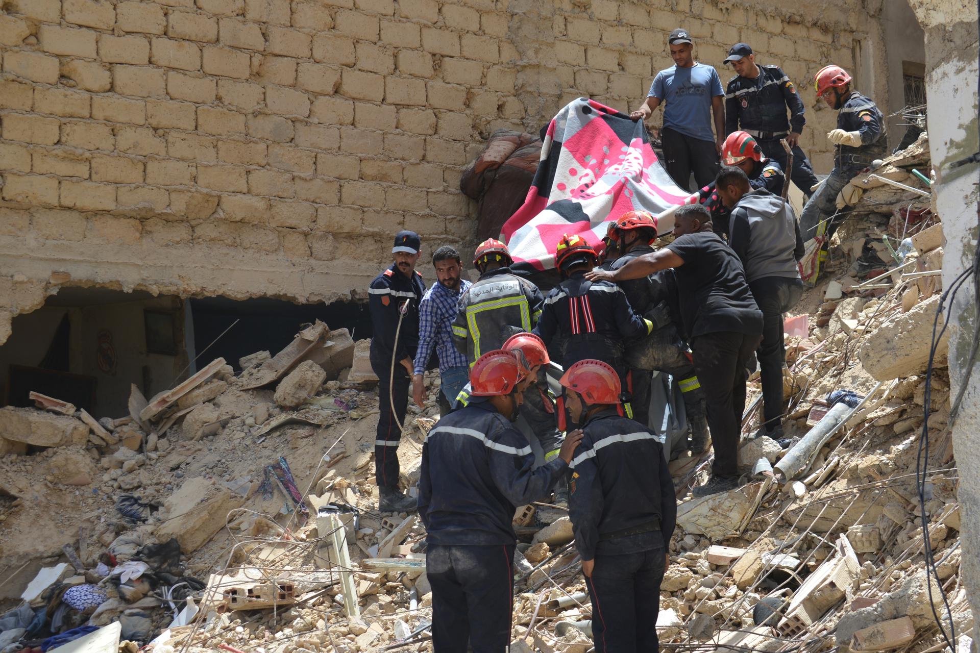 Ya son 9 los muertos del derrumbe de edificio en Marruecos y Fiscalía abre investigación