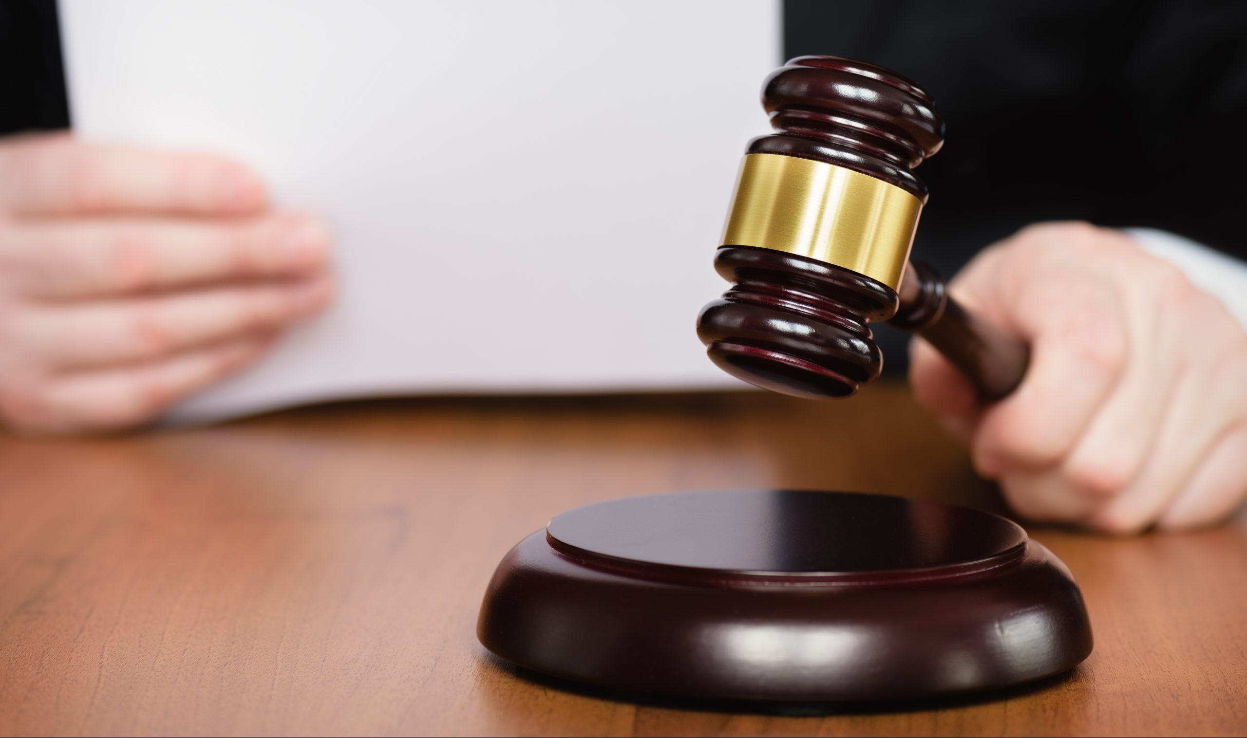 Condenan a 20 y 10 años de prisión a dos hombres por homicidio en Baní