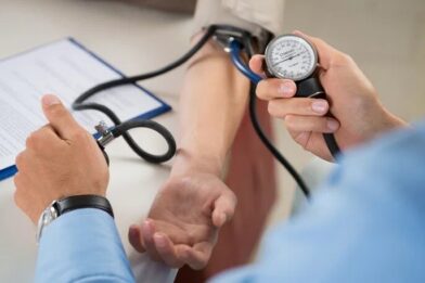 La presión arterial alta puede aparecer a cualquier edad: cómo prevenirla y detectarla a tiempo 