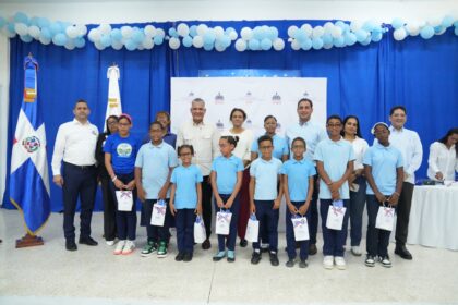 INABIE mejora salud visual de 81 estudiantes de Samaná con entrega de lentes correctivos - Noticias de hoy en República Dominicana | De Último Minuto