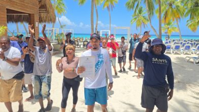 Incertidumbre y angustia en Isla Saona: mujer denuncia intento de desalojo tras más de 40 años trabajando en Playa Cacón - Noticias de hoy en República Dominicana | De Último Minuto