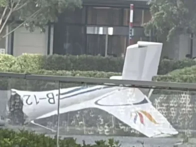Una avioneta se estrella contra el rascacielos más alto de Pekín