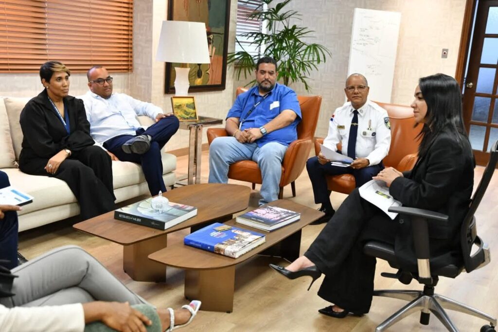 Ministra de Interior y Policía recibe comisión de Sábana Yegua para abordar la seguridad vial - Noticias de hoy en República Dominicana | De Último Minuto