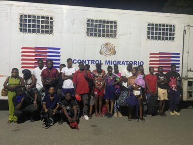 Detienen empleados de Migración por tráfico de haitianos indocumentados