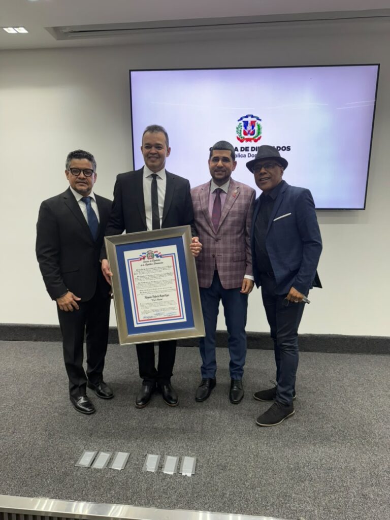 Diputado Braulio Espinal recuerda reconocimiento otorgado a Alex Bueno tras su fallecimiento - Noticias de hoy en República Dominicana | De Último Minuto
