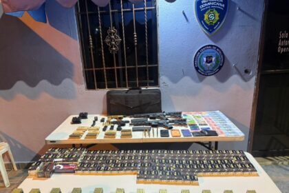 Dintel desmantela presunta red de tráfico de armas y ocupa arsenal en Santo Domingo Este y Santiago