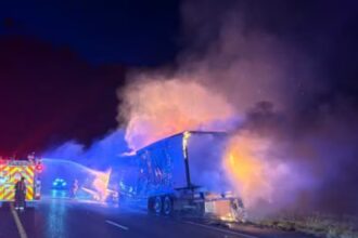 Rescatan a 39 migrantes de un tráiler que evadió un control en Texas y terminó en llamas tras una persecución