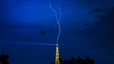 Rayos impactan la Torre Eiffel - Noticias de hoy en República Dominicana | De Último Minuto