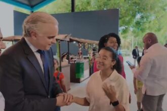 Estudiante de Santiago entrega pieza única al ministro De Camps durante Gala de Artes