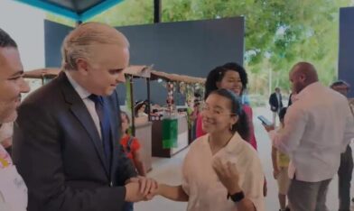 Estudiante de Santiago entrega pieza única al ministro De Camps durante Gala de Artes