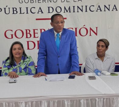 Gobernadora participa en Mesa de Seguridad, Ciudadanía y Género en Azua