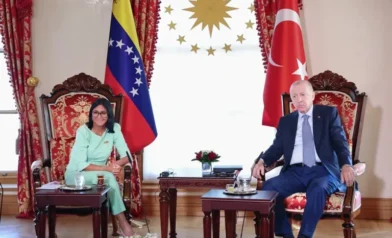 Delcy Rodríguez emprende el regreso a Venezuela tras una gira energética por la India y Turquía