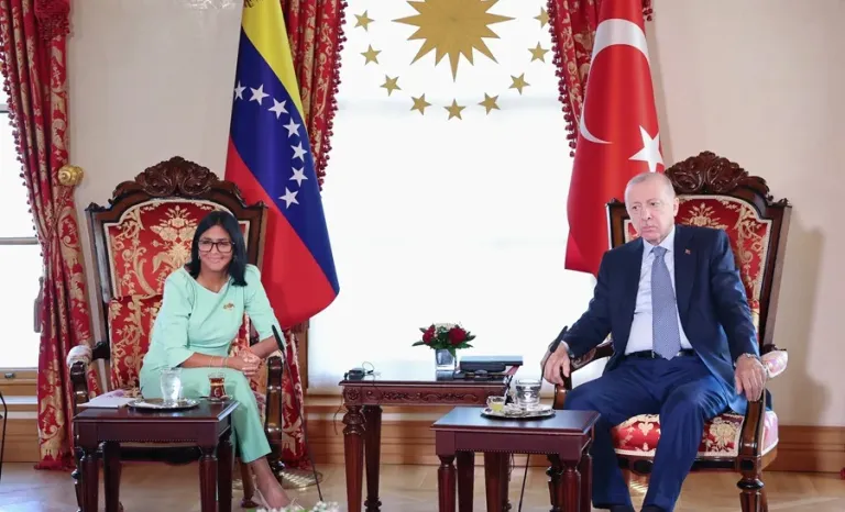 Delcy Rodríguez emprende el regreso a Venezuela tras una gira energética por la India y Turquía