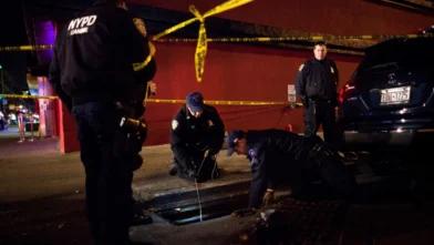 NYPD investiga extraños ingresos a alcantarillas en Brooklyn;