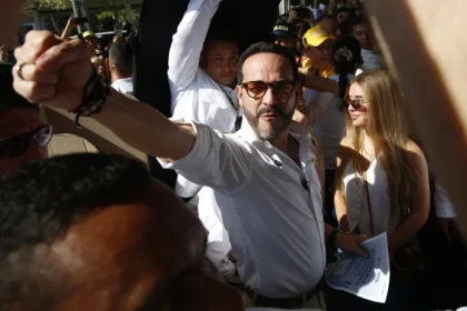 Ordenan al candidato colombiano Abelardo de la Espriella disculparse con una periodista por un acto sexista