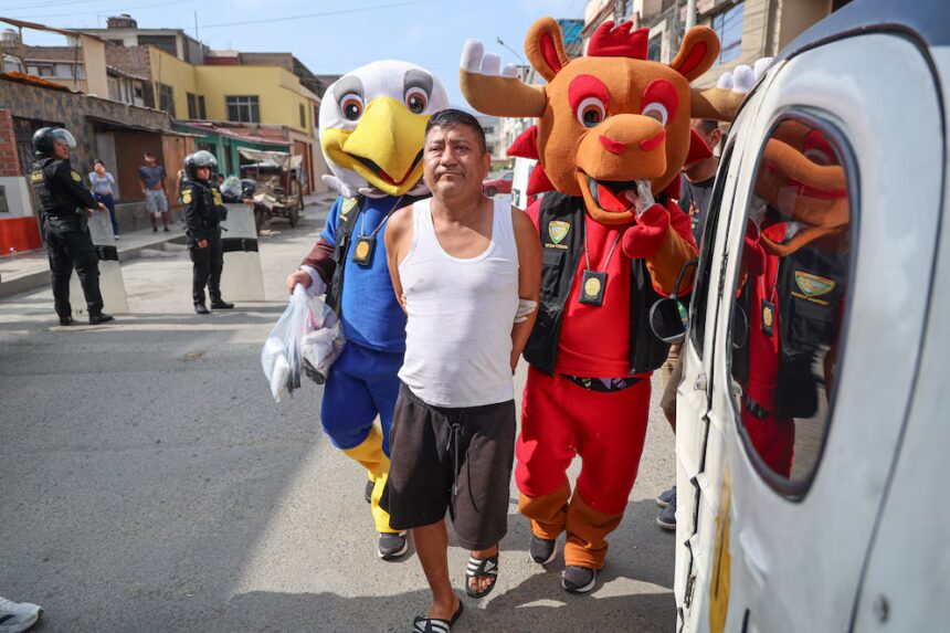 Policías disfrazados de mascotas del Mundial 2026 capturan a presunto narco en Perú