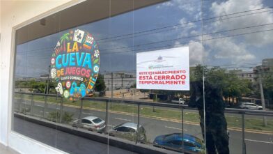 Realizan clausuran establecimientos y notifican a otros por violaciones a la normativa en Ciudad Juan Bosch