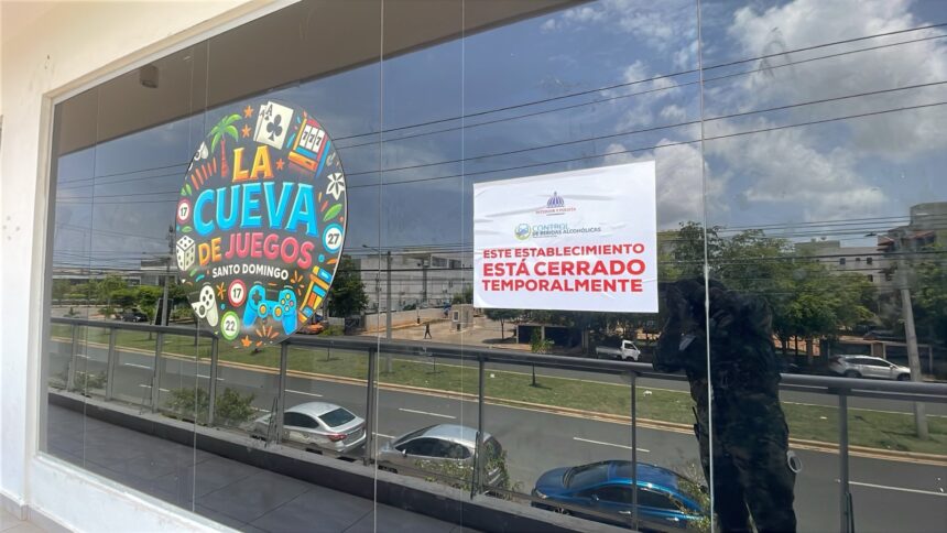Realizan clausuran establecimientos y notifican a otros por violaciones a la normativa en Ciudad Juan Bosch